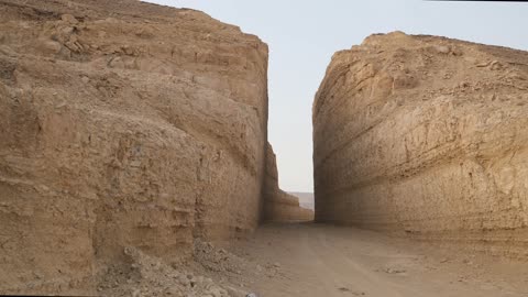 فيديو لقطة متحركة لممر وادي صخري في الصحراء