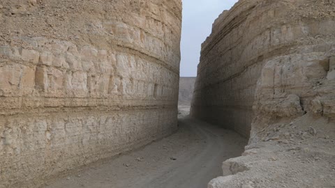 ممر ضيق بين منحدرات صخرية في الصحراء