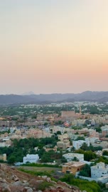 منظر جوي لمدينة نزوى التاريخية في عمان وقت الغروب