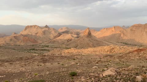 مناظر الجبال الصخرية في نزوى سلطنة عمان وقت الغروب