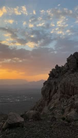 مشهد غروب الشمس فوق جبال نزوى سلطنة عمان فيديو رأسي