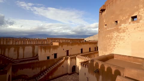 تصوير لقلعة نزوى التاريخية مع العمارة الطينية عمان