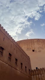 قلعة نزوى التاريخية البرج الدائري والجدران الطينية عمان