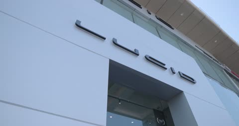 واجهة مبنى معرض لوسيد موتورز الحديثة بالتصميم المعماري