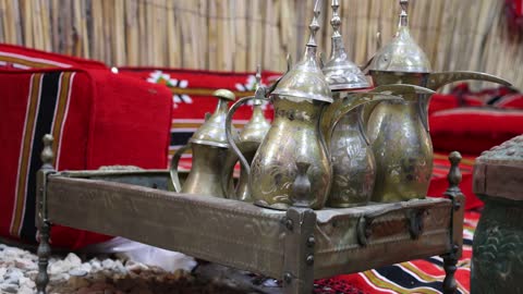 دلال قهوة عربية تقليدية نحاسية في خيمة بدوية تراثية