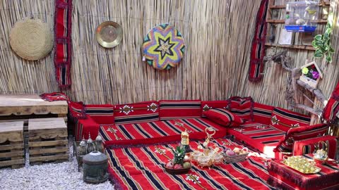 مجلس عربي تراثي مع سجاد السدو الأحمر وجدار الخيزران
