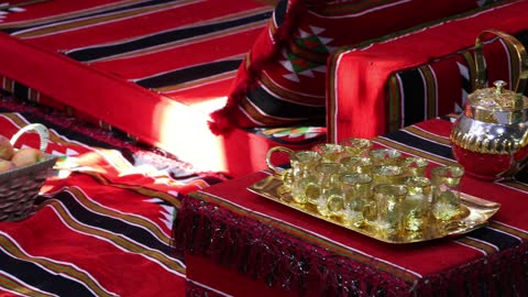 جلسة مجلس عربي تراثي بنقوش السدو مع إبريق شاي ذهبي