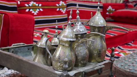 دلال القهوة العربية التقليدية في مجلس تراثي قديم