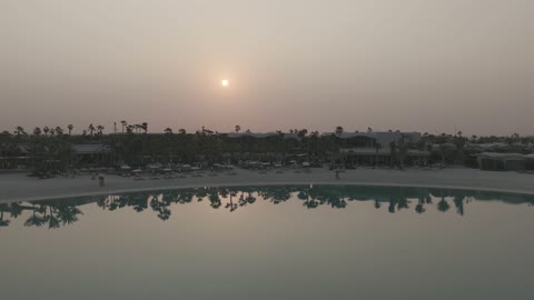 لقطة جوية لغروب الشمس فوق بحيرة منتجع سياحي