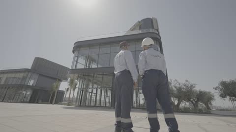 مهندسون سعوديون يعاينون الهيكل الخارجي لمول ويستفلد بجدة
