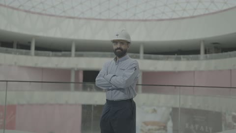 مهندس سعودي في مول ويستفيلد بجدة لقطة بورتريه