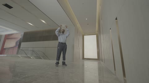 مهندس يفحص مجمع ويستفيلد التجاري في جدة