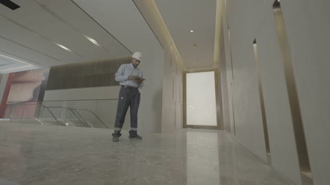 مهندس يفحص مجمع ويستفيلد التجاري في جدة