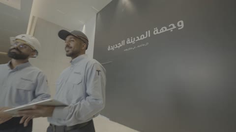 مهندسون يتصفحون جهاز لوحي في مول ويستفيلد بجدة
