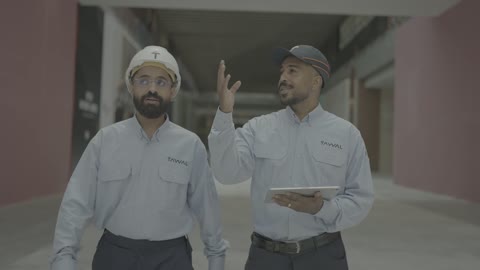 مهندسون سعوديون يسيرون في مول ويستفيلد بجدة مناقشة عمل
