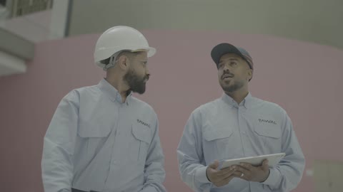 مهندسون سعوديون يسيرون في مول ويستفيلد بجدة مناقشة عمل