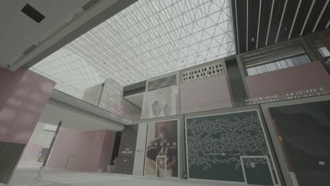 تصميم داخلي لمركز تسوق حديث مع سقف زجاجي هندسي ضخم