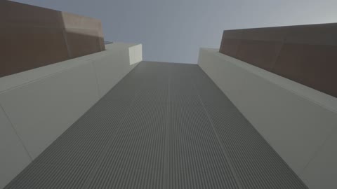 لقطة هندسية منخفضة لواجهة مول ويستفيلد في جدة