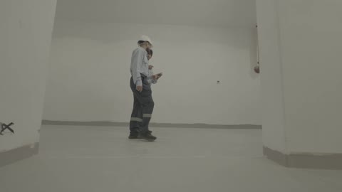 مهندسون يعاينون التصميم الداخلي لمول ويستفيلد بجدة