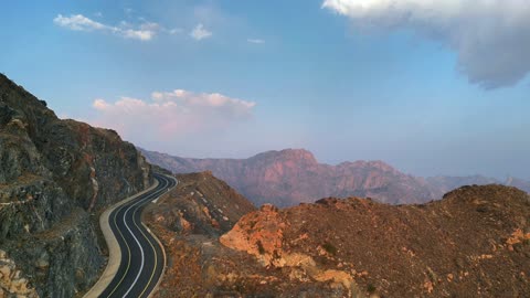 طريق الشفا الجبلي المتعرج في الطائف لقطة جوية درون