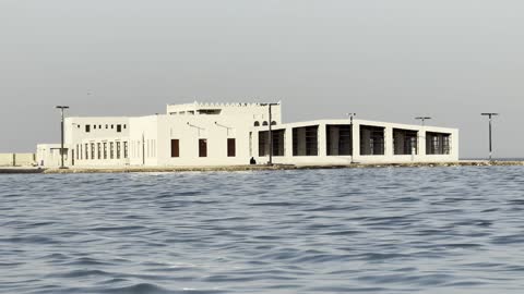 مبنى ميناء العقير الأثري على شاطئ الأحساء بالسعودية