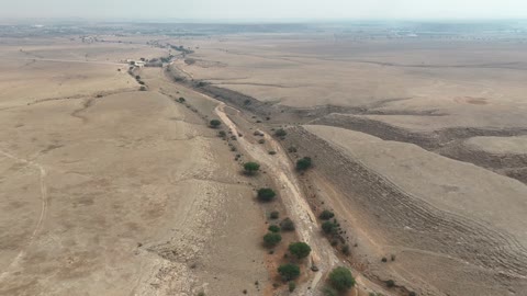 لقطة جوية لواد صحراوي جاف بطائرة درون في السعودية