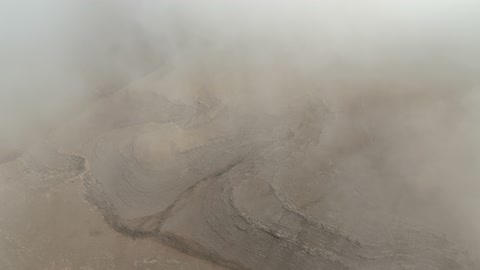 لقطة جوية لجبال مغطاة بالضباب والغيوم