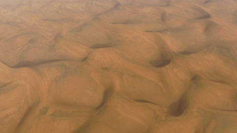 لقطة جوية علوية للكثبان الرملية الذهبية في الصحراء