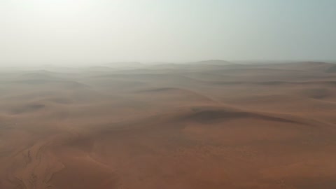 لقطة جوية لطائرة درون فوق الكثبان الرملية الضبابية