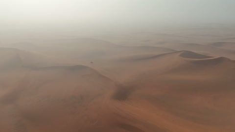 تصوير جوي بالدرون للكثبان الرملية الضبابية بالصحراء