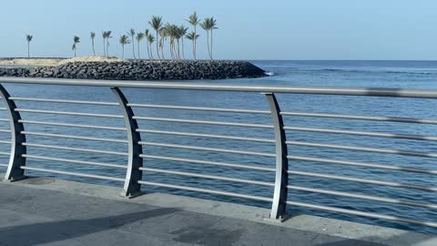فتاة تركب سكوتر في ممشى كورنيش جدة