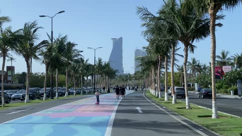فيديو طفلة تركب سكوتر في ممشى واجهة كورنيش جدة البحرية