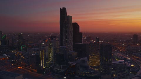 فيديو جوي لمركز الملك عبدالله المالي بالرياض وقت الغروب
