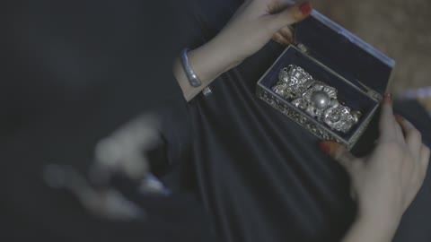 Traditional Najran Dress Silver Jewelry Ring Saudi Arabia - Video