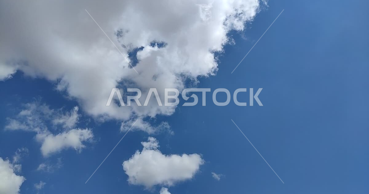 تصوير لحركة السحب البيضاء في سماء المملكة العربية السعودية ، خلفية ...