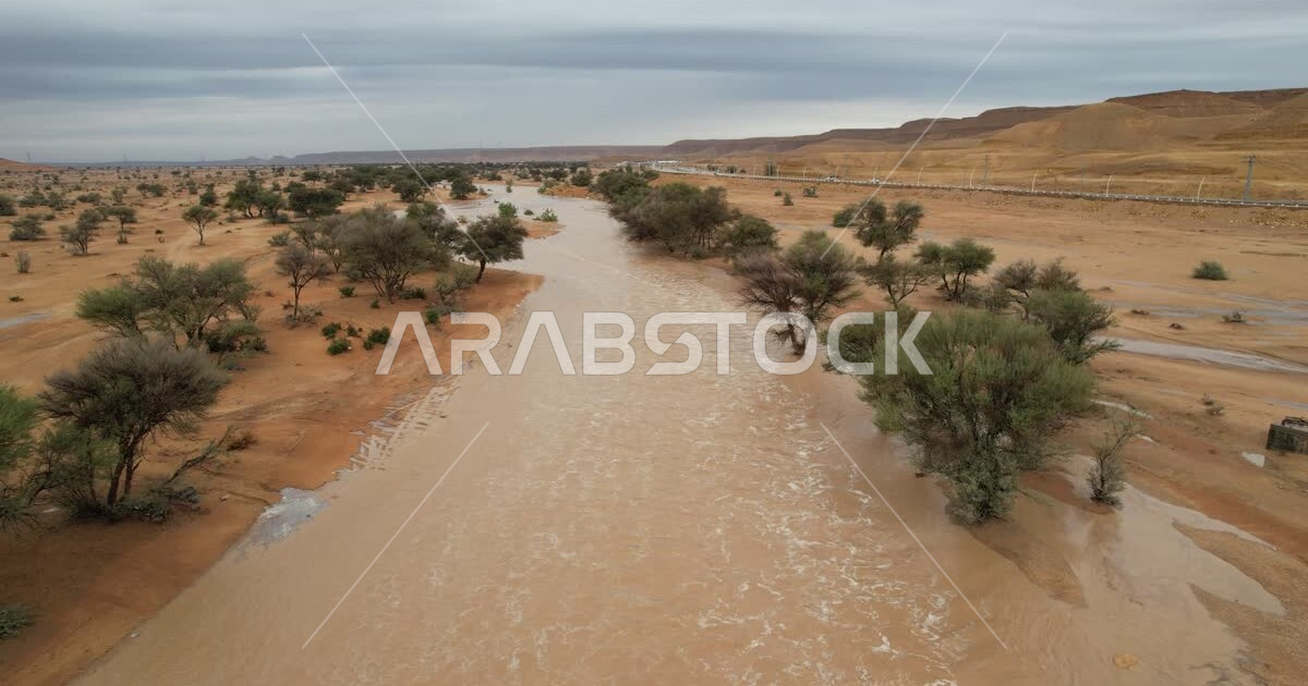 تصوير درون لسريان الوادي في صحراء الرياض , المناظر الطبيعية للجبال ...