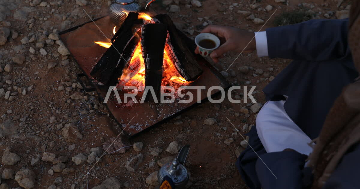 تصوير مقرب لرجل عربي خليجي سعودي في جلسة بر عربية في صحراء المملكة ...